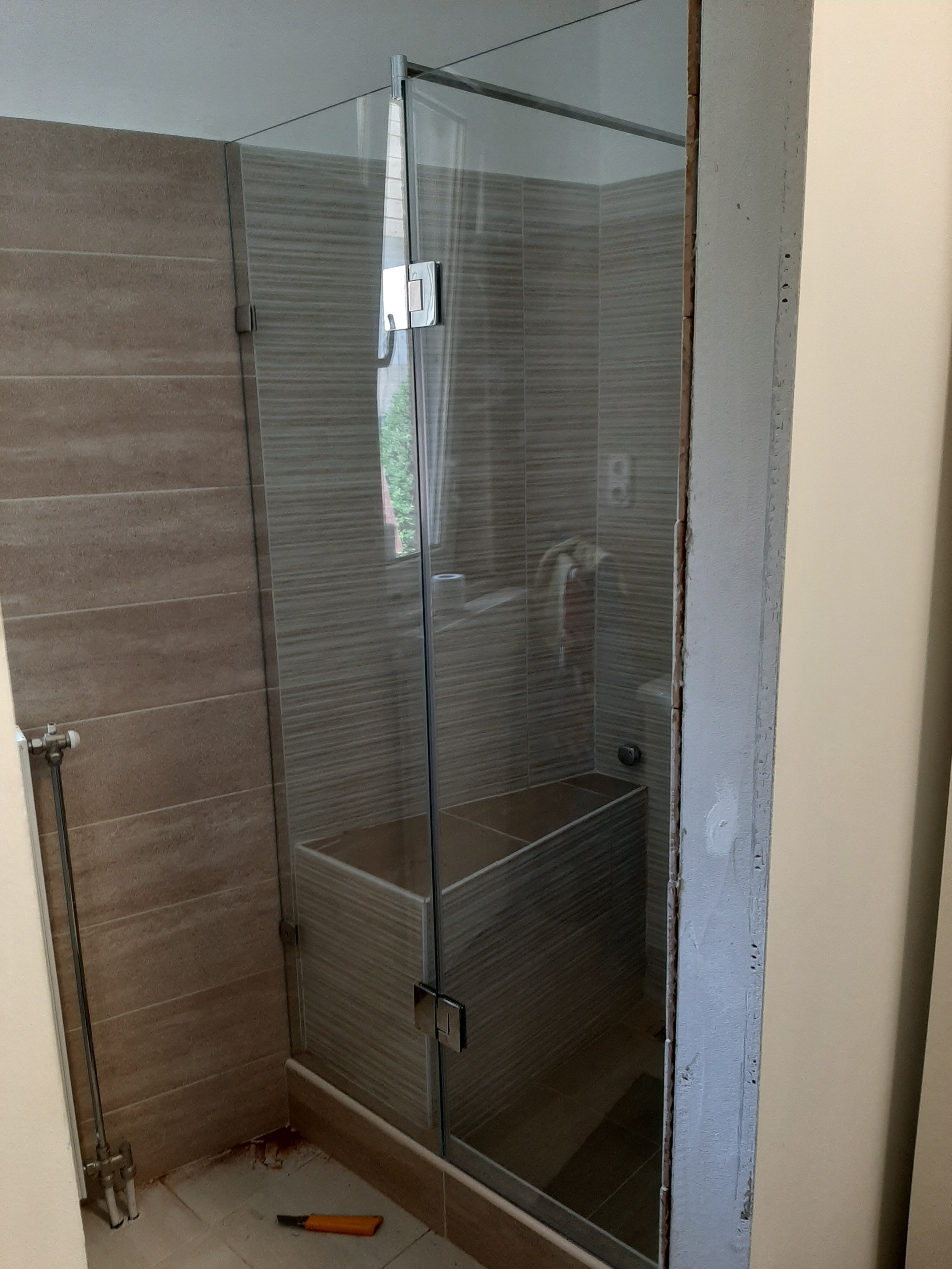 Modern üvegfalas zuhanykabin Budapesten – 2023. július