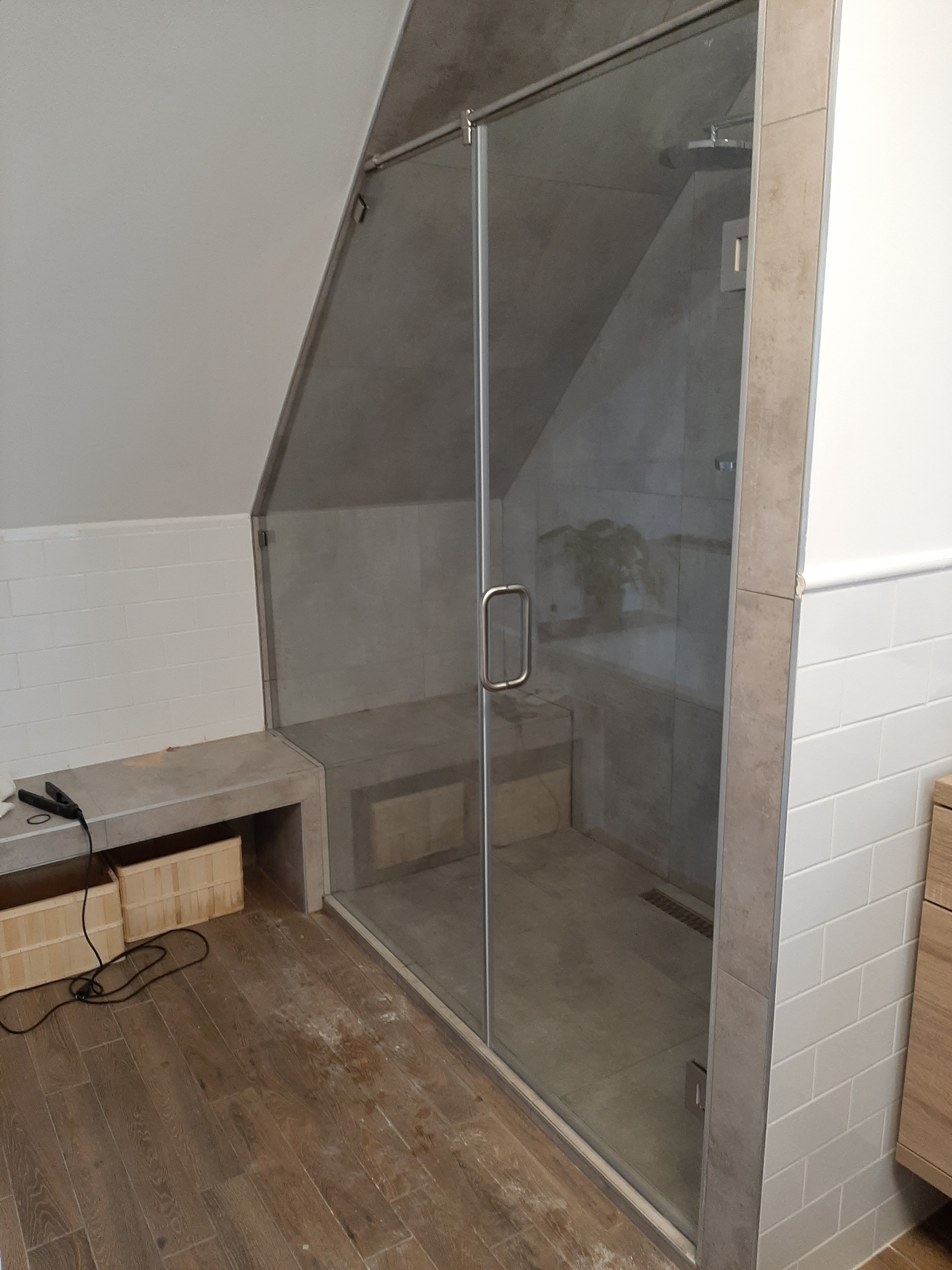 Sarokbeépítésű egyedi üvegfalas zuhanykabin Szegeden – 2024. május